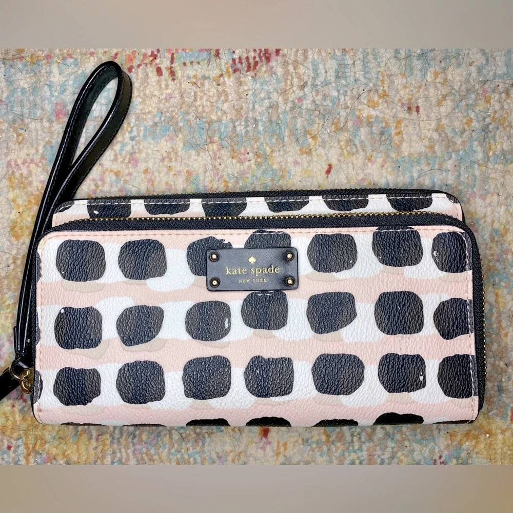 Kate Spade Wristlet with 4 compartments and credit card holder - Picture 1 of 9